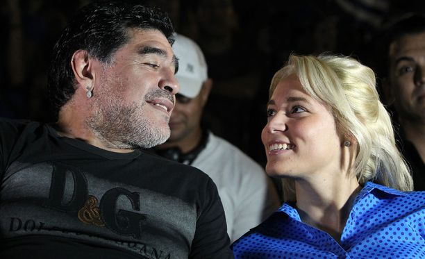 Kuusi vuotta seurustelleet Diego Maradona ja Rocío Oliva menivät naimisiin.