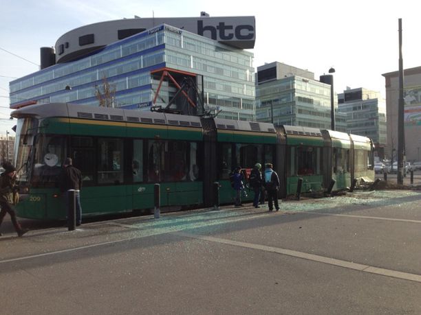 Katso Kuvat: Raitiovaunu Karkasi Omille Teilleen - Suistui Voimalla ...