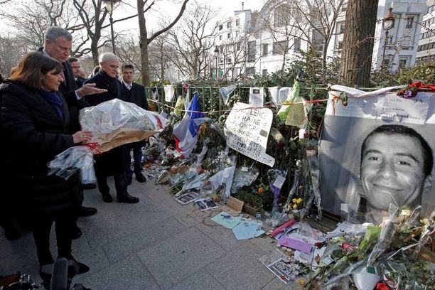 Pariisin pormestari Anne Hidalgo vei kukkia paikalle, jossa terroristit ampuivat poliisi Ahmed Merabetin kuoliaaksi. Rinnalla New Yorkin pormestari Bill de Blasio.