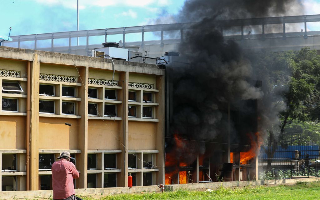 Mielenosoitus räjähti käsiin Keniassa: Poliisi avasi tulen, parlamentti­talo tulessa