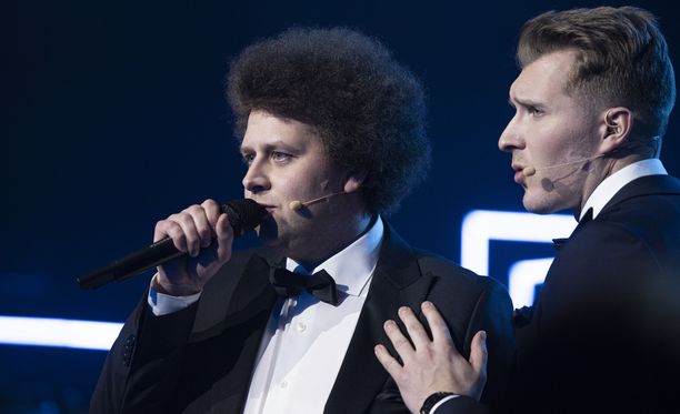 Ville Eerikkilä (vas.) aisaparinsa Juuso Kallion kanssa esiintymässä vuoden 2020 Uuden musiikin kilpailussa.