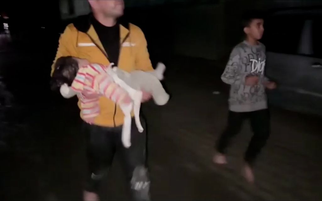 Video ei herkille: Pieni lapsi löytyi sortuneen talon raunioista elossa Gazassa