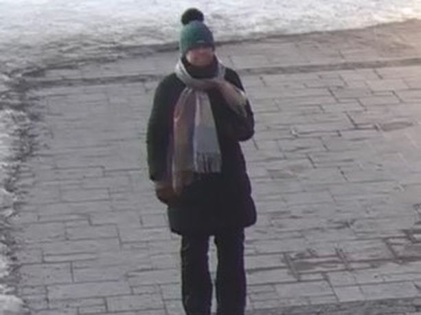 Kuvan nainen nähtiin poistuvan espoolaisesta kauppakeskuksesta 14.2. aamulla noin klo 8.30. Poliisi pyytää apua naisen löytämiseksi.
