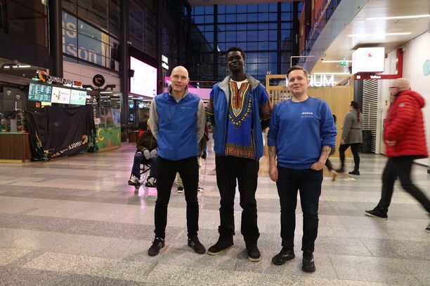 Oulun kaupungin jalkautuvan nuorisotyön tiimi Janne Myllylä, Shengfiny Bol ja Sakari Lind kohtasivat nuoria kauppakeskus Valkeassa perjantai-iltana. 