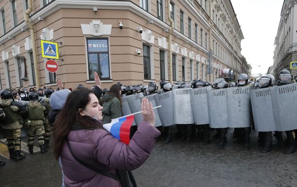Useissa kaupungeissa Venäjällä lähdettiin osoittamaan mieltä sunnuntaina. Tämä kuva on Pietarista.