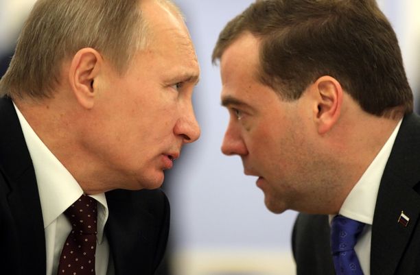 Venäjän presidentti Vladimir Putin (vas.) siirsi Dmitry Medvedevin (oik.) pois pääministerin paikalta.