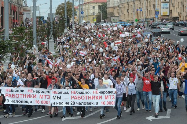 Tuhannet ja tuhannet ihmiset ovat marssineet Minskin kaduilla osoittamassa mieltään vaalitulosta ja poliisiväkivaltaa vastaan.