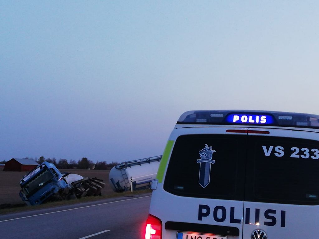 Henkilöauto törmäsi ohitustilanteessa säiliöauton keulaan Loimaalla – kuljettaja menehtyi