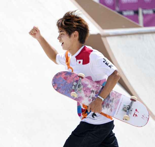 Yuto Horigome tuulettaa rullalautailun olympiavoittoa.