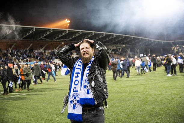 Suomen kannattajille perjantai 15. marraskuuta 2019 oli juhlapäivä. Tämä kaveri oli yksi tuhansista faneista, jotka rynnivät kentälle loppuvihellyksen jälkeen. Töölön stadionilla oli iloinen kaaos, jossa kyyneleetkin pyrkivät silmännurkkaan.