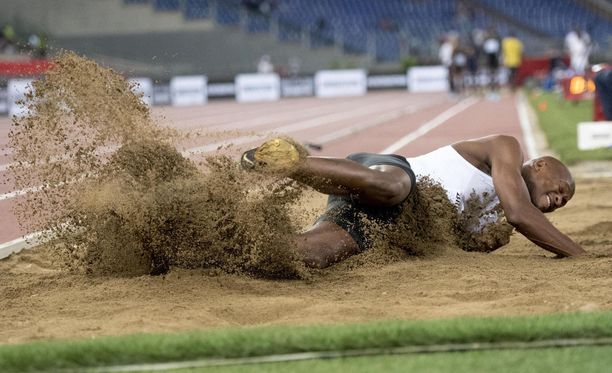 Luvo Manyonga, 26, selätti huumehelvetin ja nousi pituushypyn uudeksi sankariksi. Palkintokaapissa on MM-kultaa ja olympiahopeaa. Torstaina tuli Roomassa Timanttiliigan osakilpailuvoitto.