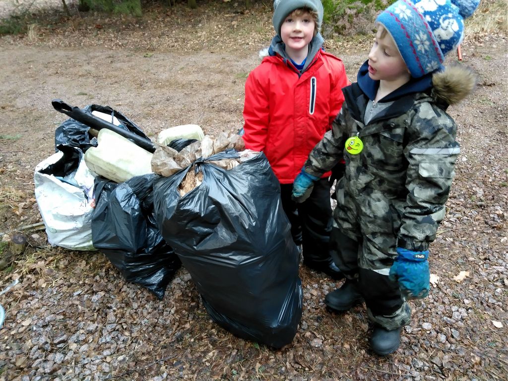 Aikuiset, ottakaa tästä mallia! 7-vuotiaat Aaron ja Troy keräsivät  neljä jätesäkillistä muoviroskaa Porvoossa