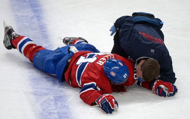 NHL-tähti verisen taklauksen uhrina - joutui sairaalaan! Katso videolinkki