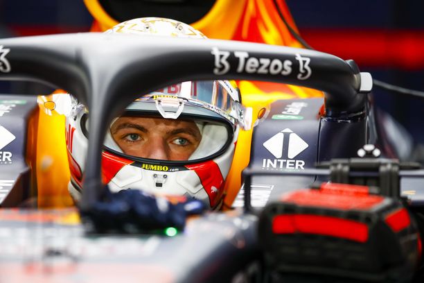 Max Verstappenin Red Bullin takasiipi kiinnitti huomion.