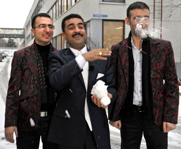- Tämä on kurdihuumoria, Pensseli-setä nauroi heittäessään bändinsä poikia Mohamad Shikh Alinia ja Mohamad Balkonia lumipalloilla Helsingissä keskiviikkona.