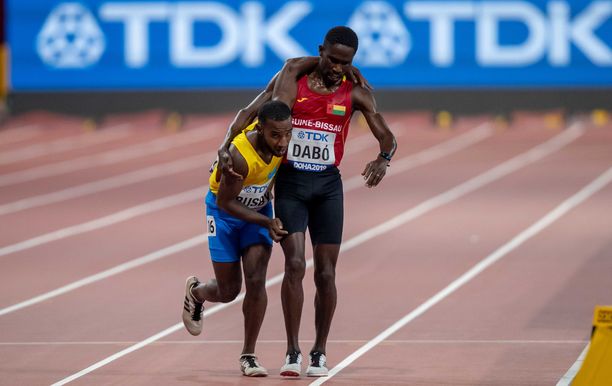 Braima Suncar Dabo talutti Jonathan Busbyn maaliin 5 000 metrin alkuerissä Dohan MM-kisoissa.