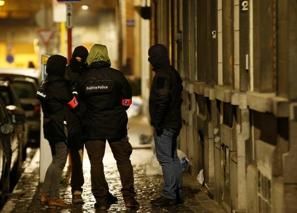 Poliisit vartioivat Schaerbeekin lähiössä Belgiassa perjantaina.