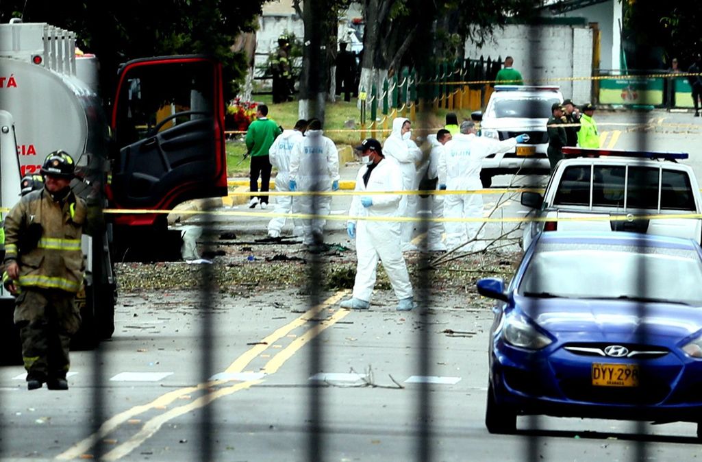 Valtava autopommi tappoi yhdeksän ihmistä poliisikoululla Kolumbiassa - tekijä mysteeri