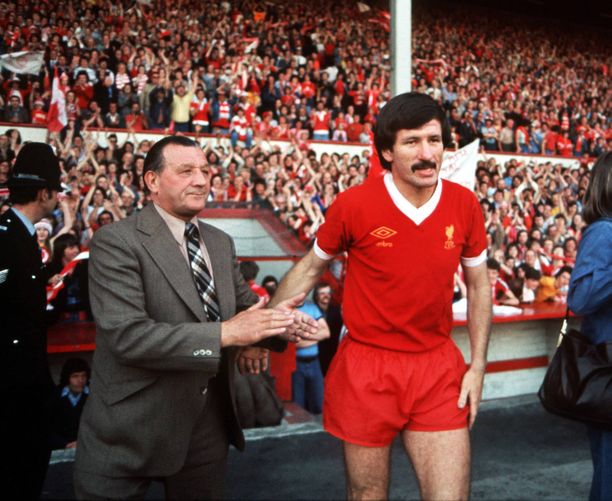 Tommy Smith voitti Liverpoolin paidassa muun muassa neljä Englannin mestaruutta. Vasemmalla valmentajalegenda Bob Paisley.