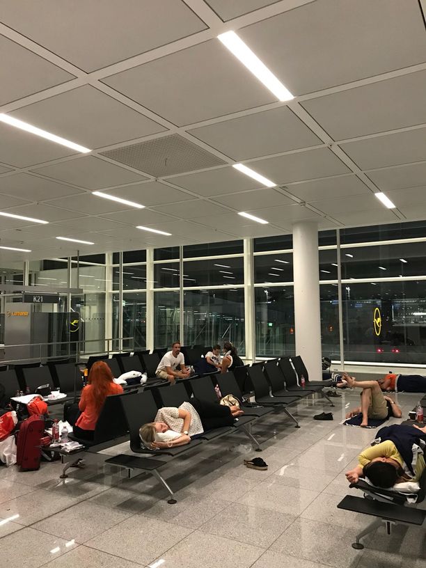 Suomalaisseurue viettää yönsä terminaalin penkeillä. Paluulennosta ei ole vielä varmaa tietoa.