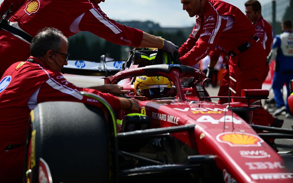 Ferrarin vauhti alleviivaa Lewis Hamiltonin katastrofia