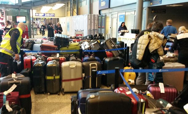 Helsinki-Vantaan lentoaseman matkatavaran kuljetinjärjestelmässä esiintyy häiriöitä. Kuva tältä aamulta lentokentän aulasta.
