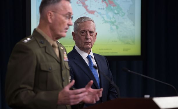 Yhdysvaltain puolustusministeri James Mattis sekä maan asevoimien komentaja, kenraali Joseph Dunford kuvattuna Isisin vastaisia iskuja käsittelevässä tiedotustilaisuudessa Washingtonissa 19. toukokuuta.