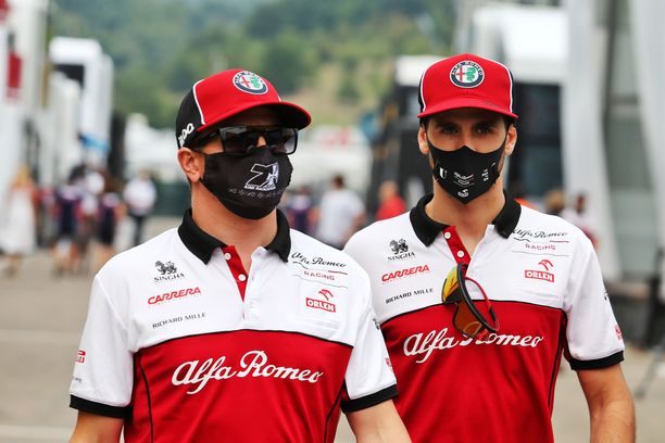 Kimi Räikkönen ja Antonio Giovinazzi toimivat tallikavereina myös ensi kaudella. 