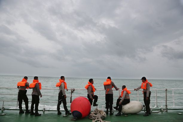 Indonesialaispoliiseja etsintä- ja pelastusviraston laivan kannella lauantaina. 