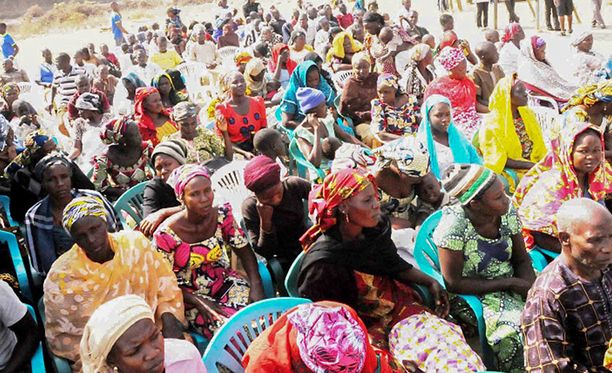 Boko Haramin hyökkäysten tieltä paenneet ihmiset odottivat avustustarvikkeita järjestöiltä Nigeriassa.