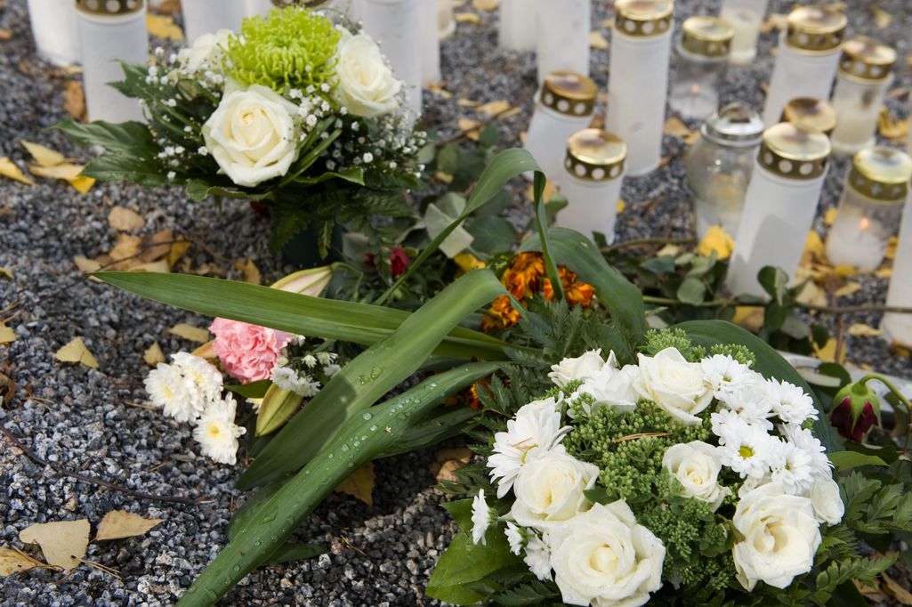 Metsäpolulta surmattuna löytyneen kiinalaisnaisen kuolinpaikalle tuotiin kukkia vuonna 2011.