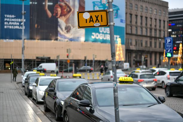 Taksiliitto on esittänyt, että taksitolpille tulisi mahdollisuus sähköauton pikalataukseen. Lähitaksi toivoo tämän esityksen saavan nyt vauhtia uuden linjauksen myötä.