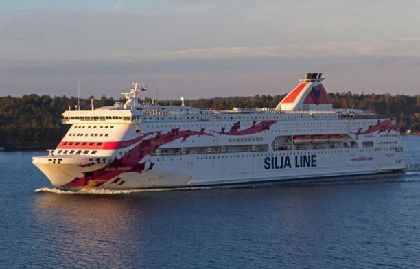 Baltic Princess seilaa kohti Turkua sähkövian kourissa - matkustajille  kylmä buffet-lounas, ilmastointi ei toimi