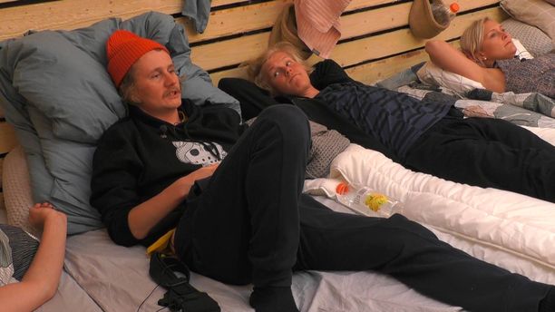 Kristian, Helmeri ja Anu nukkuvat vierekkäin.