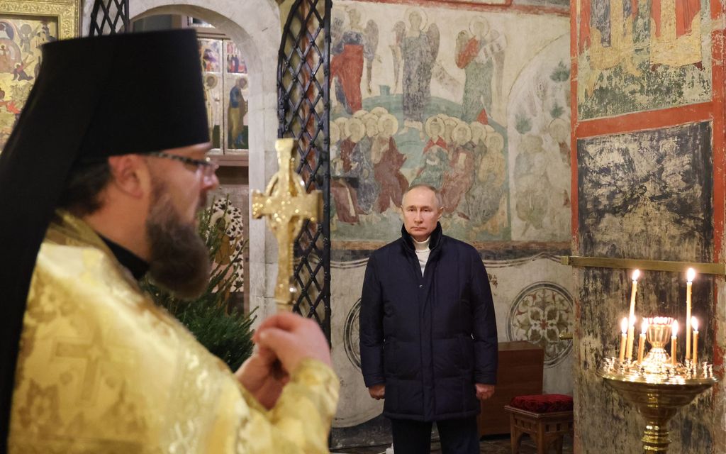 Kreml julkaisi oudon kolkot kuvat Putinista joulumessussa