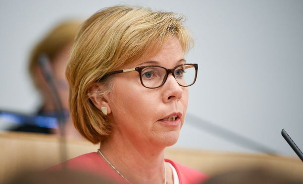 RKP:n puheenjohtaja Anna-Maja Henriksson arvostelee kovin sanoin hallituksen tekemiä muutoksia turvapaikanhakuprosessiin. Arkistokuva.
