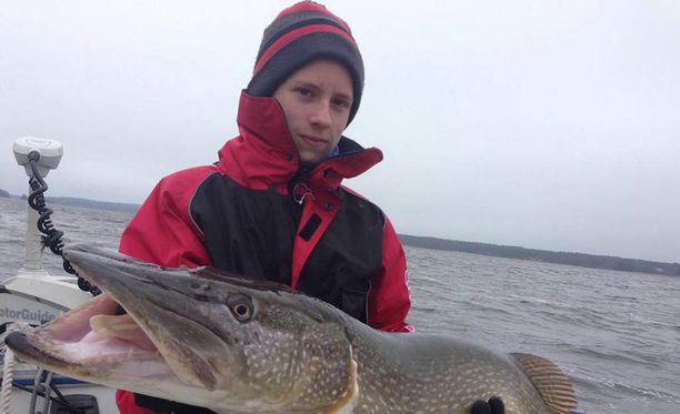Niilo Narinen, 14, sai harvinaisen yli 12-kiloisen hauen sunnuntaina.