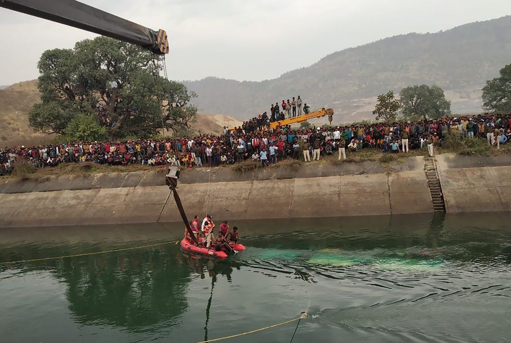 Täpötäysi bussi syöksyi kanavaan Intiassa – ainakin 37 kuollut