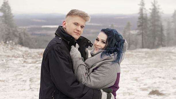 Henkka ja Julia testaavat parisuhdettaan Temptation Island Suomi -ohjelmassa.