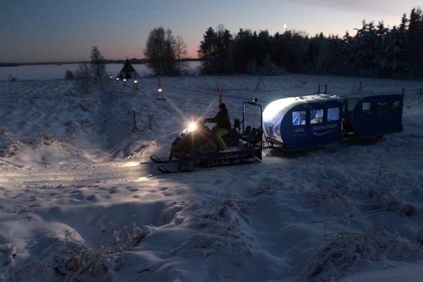 Apukka Resortin asiakkaita kuljetetaan lumijunalla.