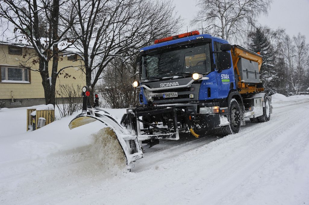 Helsingissä taistellaan yhä kovan lumimäärän kanssa - puhdistettavaa riittää vielä viikoiksi: ”Töitä tehdään lähes ympäri vuorokauden”
