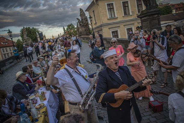 Prahassa juhlittiin koronarajoitusten poistumista 30. kesäkuuta. Nyt rajoitukset on palautettu. 
