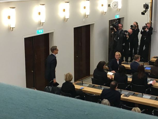 Ex-pääministeri Alexander Stubb poistui paikalta kesken Bengt Holmströmin puheen.