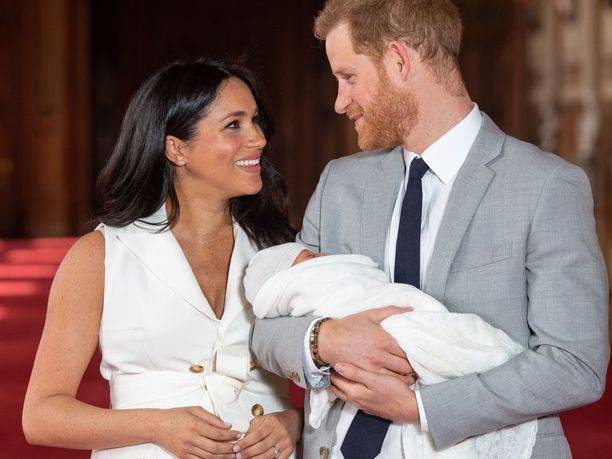 Prinssi Harry ja herttuatar Meghan esittelivät pienokaistaan ylpeinä Windsorissa.