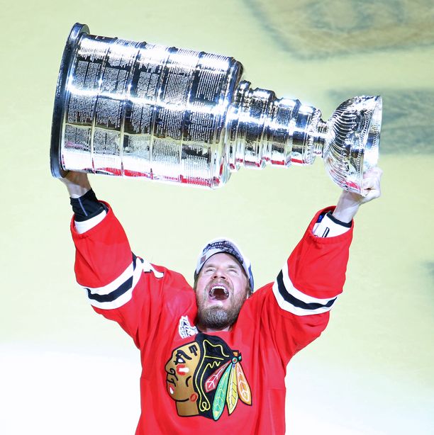 Kimmo Timonen juhli Stanley Cupin mestaruutta viisi vuotta sitten Chicago Blackhawksin riveissä.