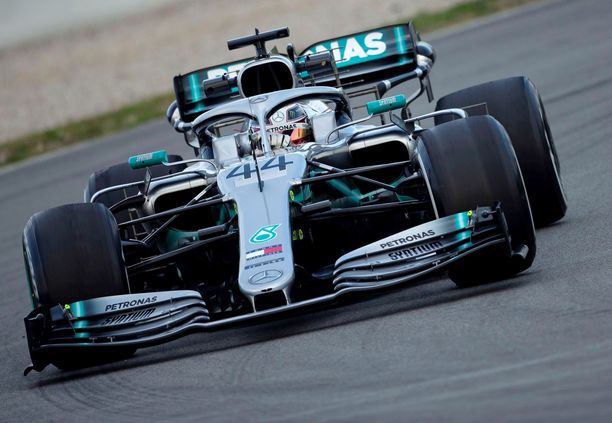 Lewis Hamilton jäi Katalonian testeissä eri sekuntiluvuille kuin Sebastian Vettel. 
