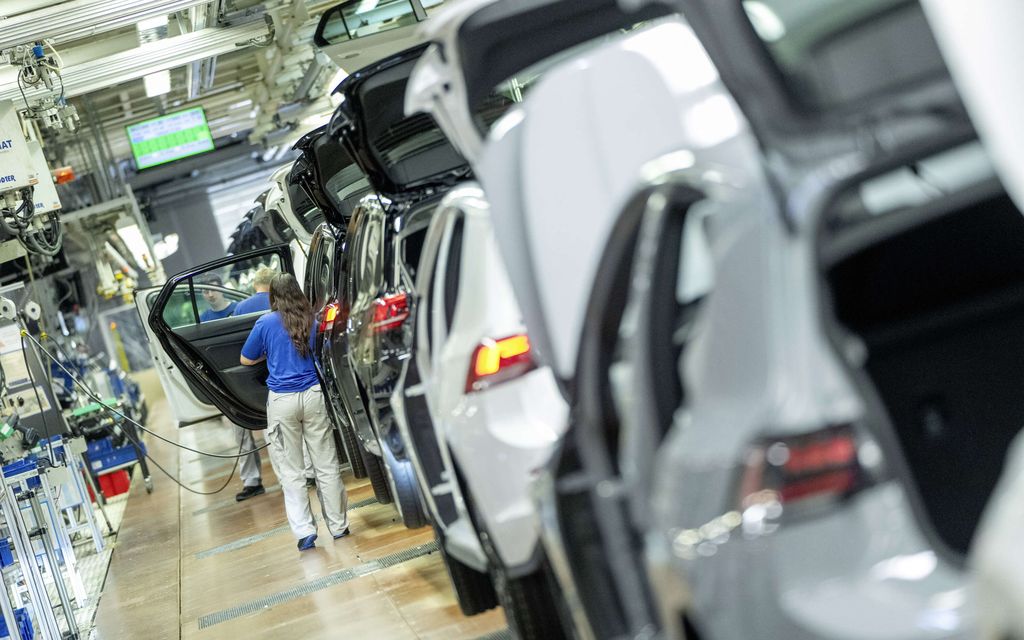 Näkökulma: Euroopan autoteollisuus on kaivanut itselleen sudenkuopan josta se nyt marmattaa