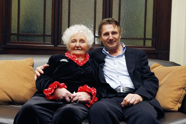 Liam Neeson Kitty-äitinsä kanssa vuonna 2013.