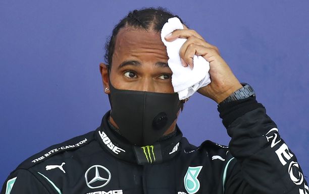 Lewis Hamilton joutui pyyhkimään hikeä Venäjän GP:n jälkeen.