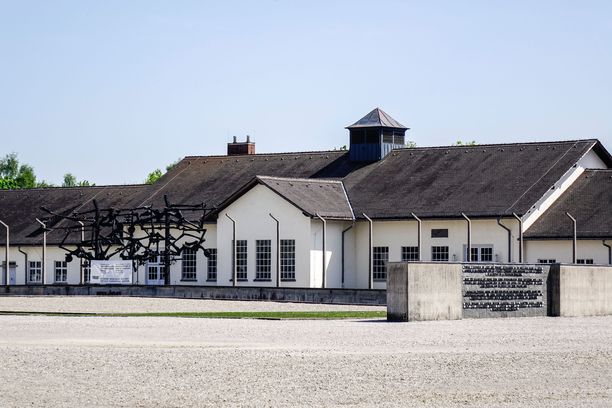 Saksalaismedioiden mukaan kaksi suomalaismiestä tekivät natsitervehdyksen KZ-Gedenkstätte Dachau -muistomerkin edessä.